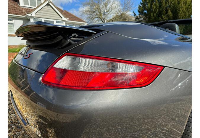 Porsche 911 Carrera S Convertable (997) full